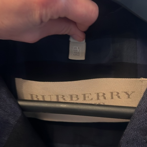 Burberry jacket size 2 has been sitting in my closet never worn nwot - Picture 3 of 5